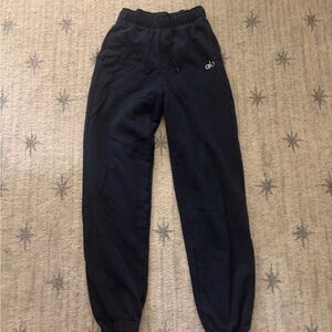 ALO Yoga women’s Dark Navy cuffed sweatpants